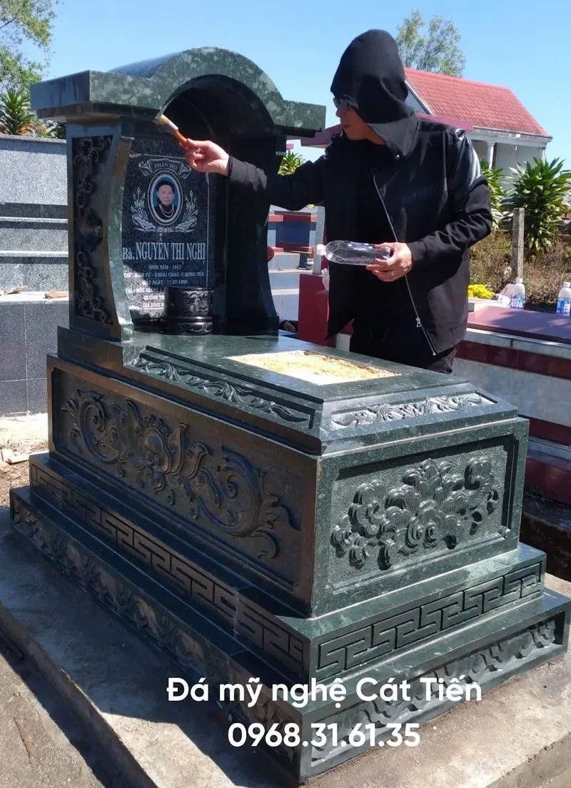 Hoàn tất vệ sinh, nghiệm thu và bàn giao mộ đá tam cấp cho gia đình