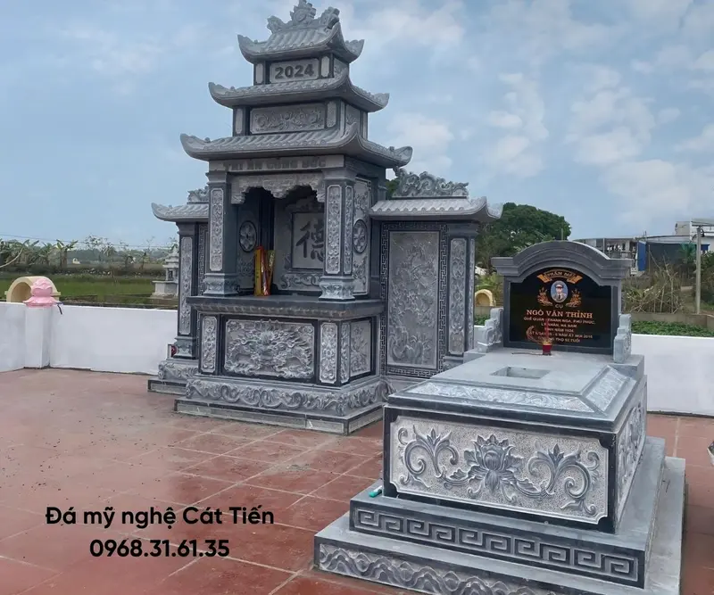 Mộ tam cấp đặt ngay ngắn trong khu lăng, tuân thủ nguyên tắc xây dựng và yếu tố phong thủy