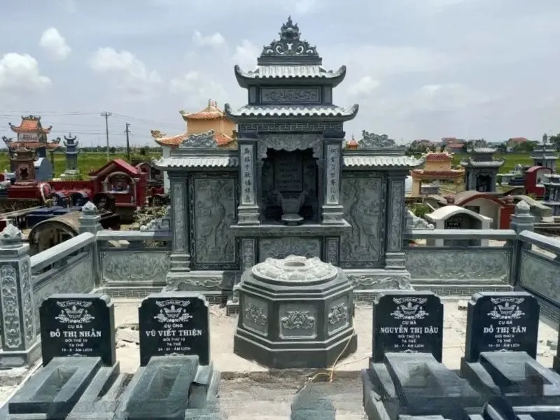 Mẫu lăng mộ tổ bát giác đá nguyên khối, hoa văn chạm khắc tinh xảo