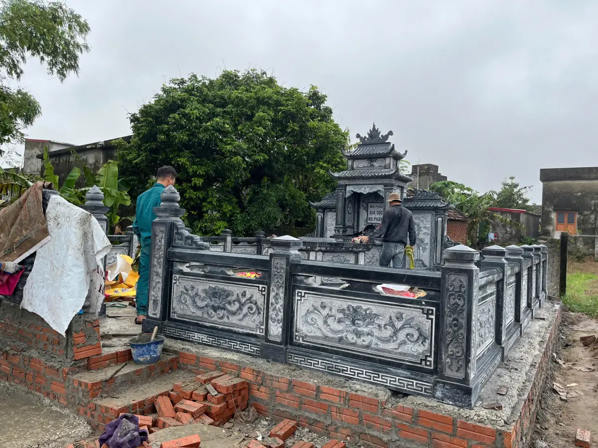 Nghệ nhân Đá Mỹ Nghệ Cát Tiến đang hoàn thiện thi công cho Khu Lăng Mộ Đá Xanh Đen Đậm 