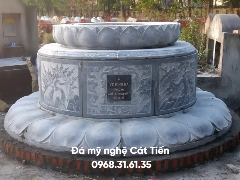 Mẫu mộ đá tròn Ninh Bình với điểm nhấn là cánh sen ở phần thân