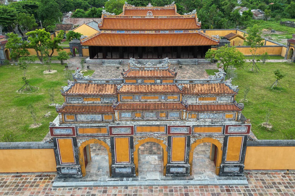 Lăng vua Dụ Đức rộng gần 6 ha, bao gồm các hạng mục vòng tường thành, cổng tam quan, nhà Huỳnh Ốc và Điện Long Ân cổ kính