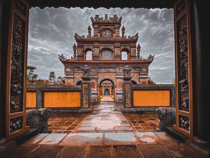 Lăng vua Dụ Đức mang phong cách tương đối giản dị, khiêm tốn và trầm mặc