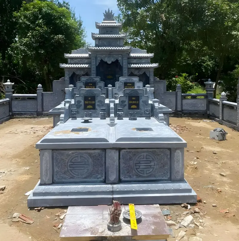 Mẫu mộ đá đôi nguyên khối hoa văn