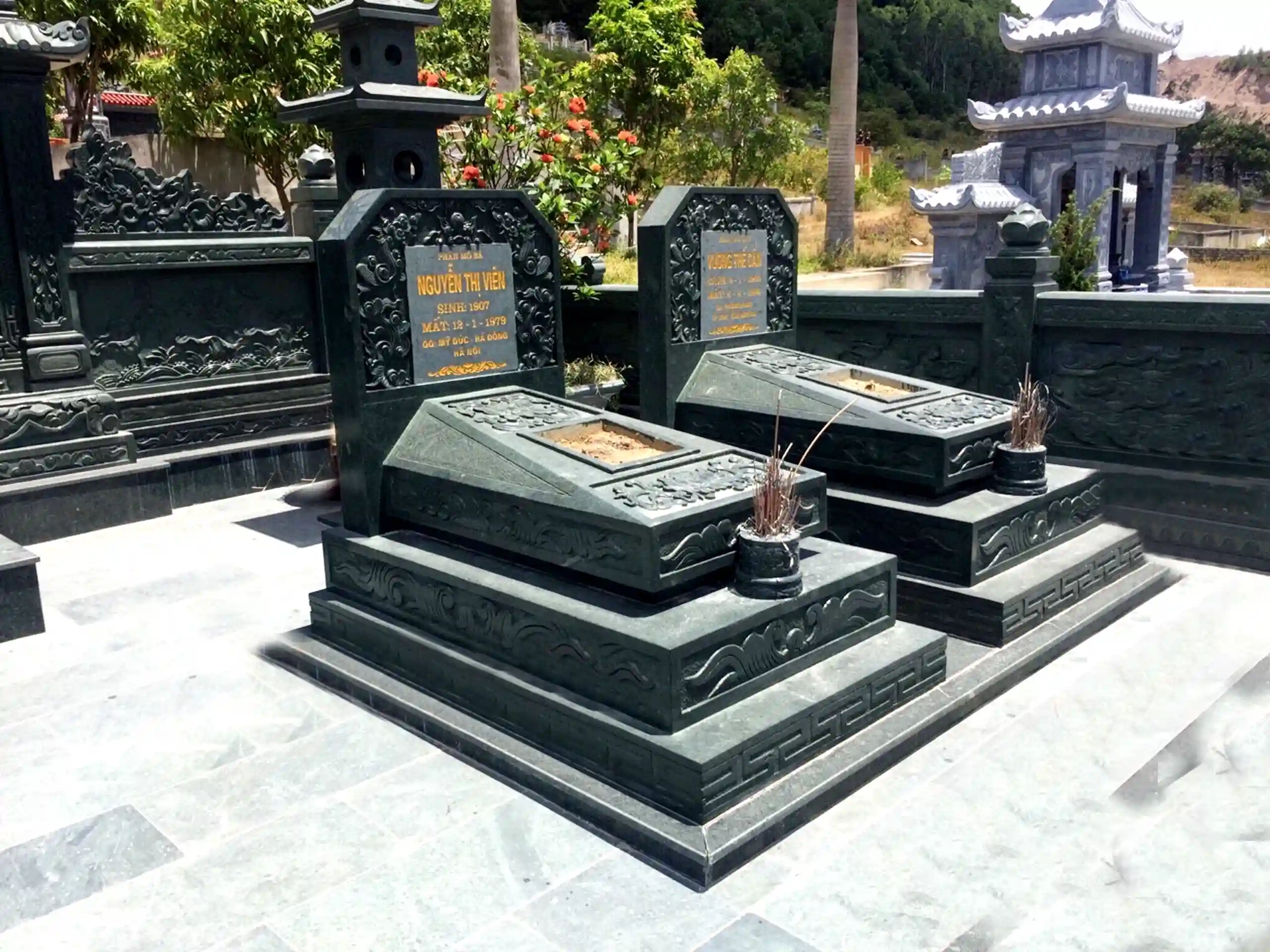 Mộ bằng đá hoa cương CT98 được Đá Mỹ Nghệ Cát Tiến thi công tại Hà Đông, Hà Nội năm 2023