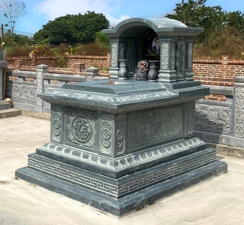 Mộ đá granite nguyên khối xanh rêu có mái CT99