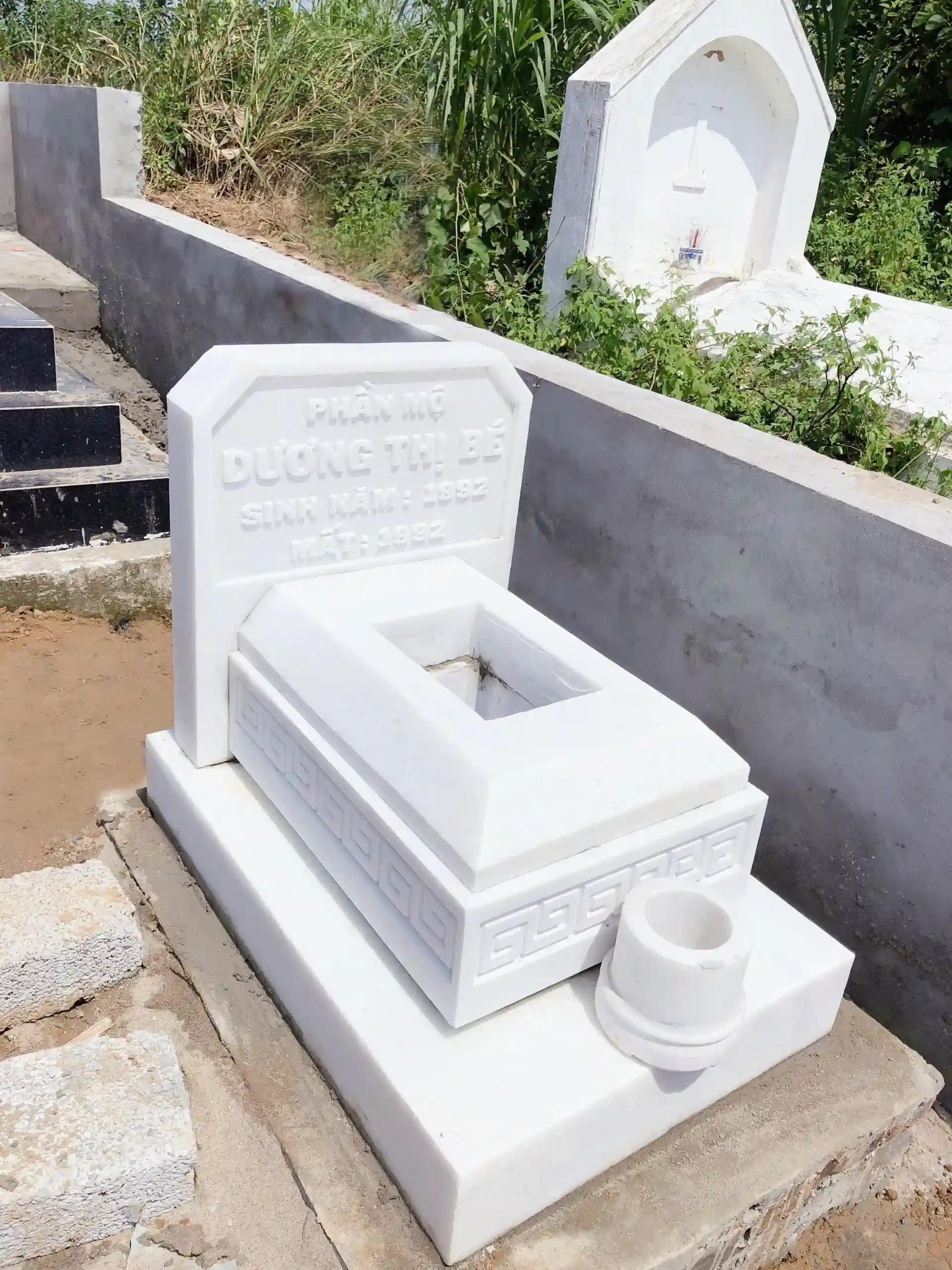 Mộ đá hoa cương granite trắng đơn giản CT109 được Đá Mỹ Nghệ Cát Tiến thi công tại Nghệ An năm 2025