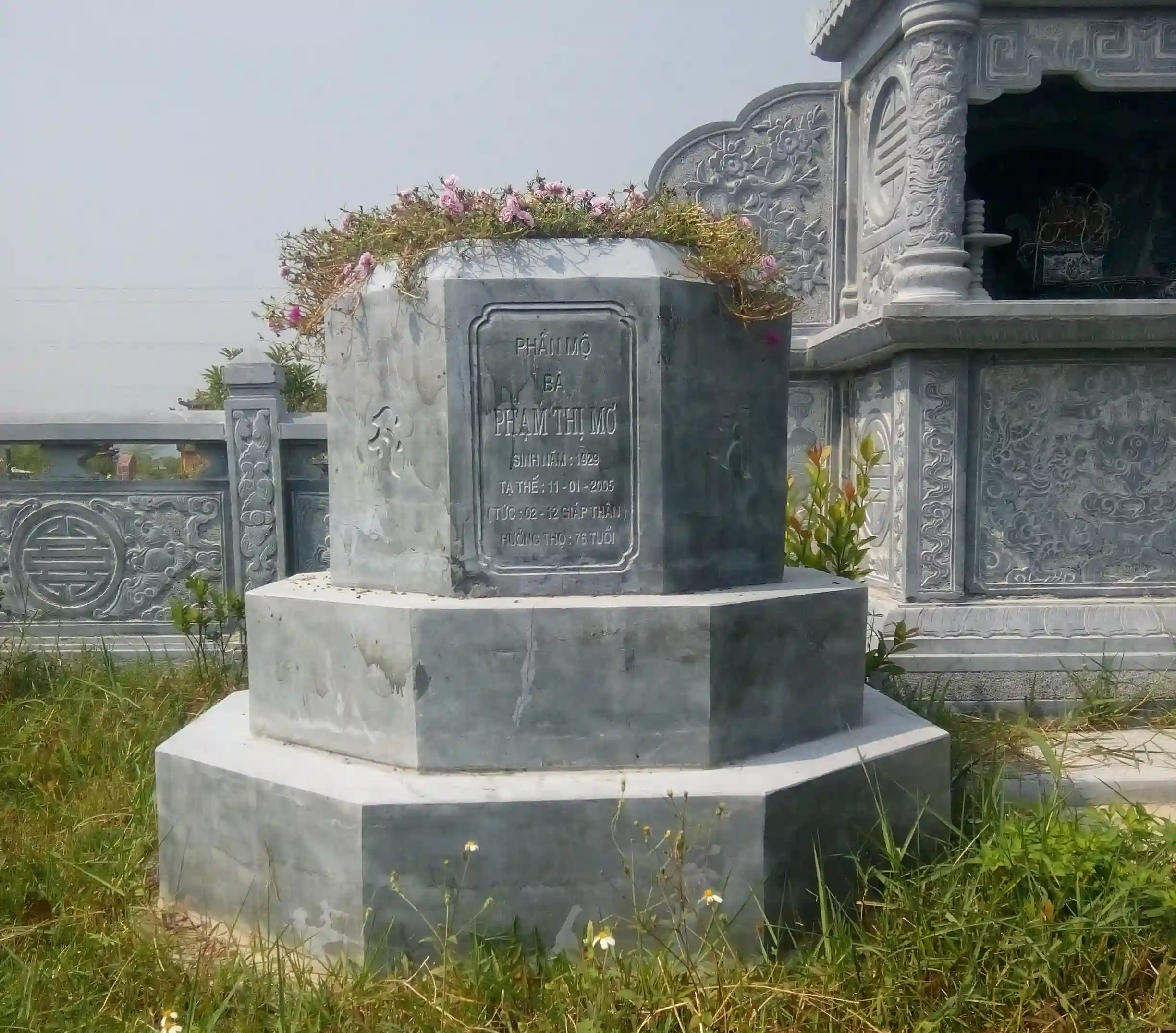 Góc đối diện mộ đá tròn Ninh Bình CT66