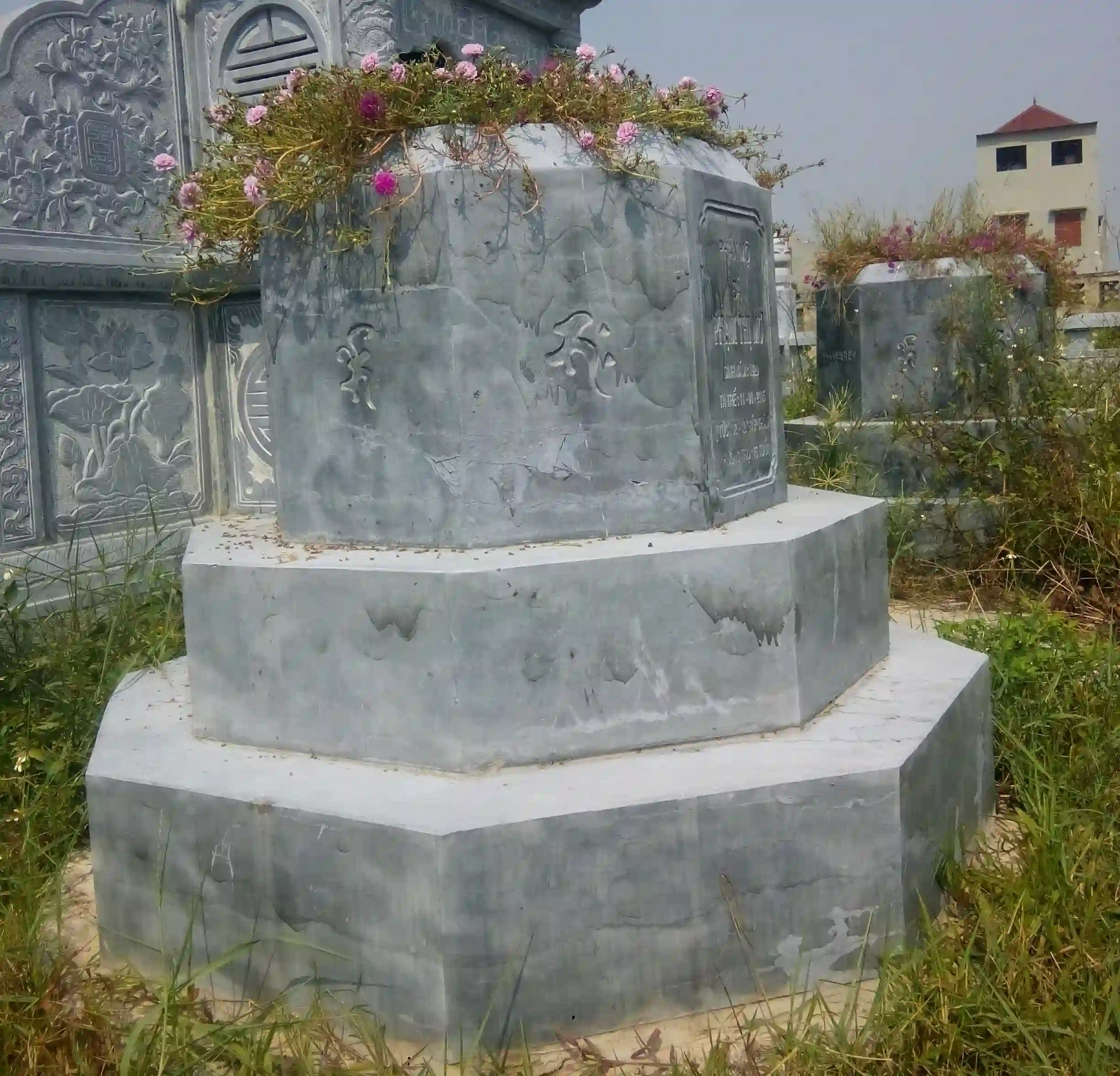 Mẫu mộ đá tròn Ninh Bình