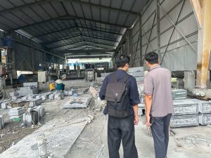 Nghệ nhân Lê Xuân Tiến giới thiệu khách hàng không gian xưởng chế tác tại Đá Mỹ Nghệ Cát Tiến