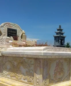 Mộ đá vàng CT165 nhỏ gọn trong khuôn viên lăng mộ đá uy nghi