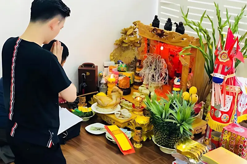 Gia chủ đọc văn khấn bao sái bàn thờ