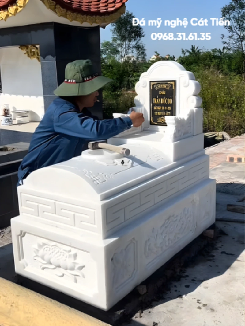 ộ đá trắng được nghệ nhân chạm khắc