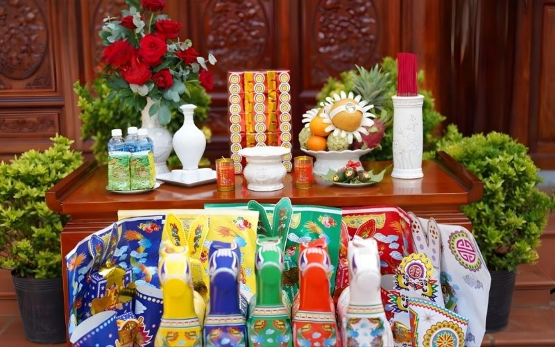 Mâm lễ tạ mộ thường gồm hương hoa, trầu cau, hoa quả, xôi gà hoặc lễ chay, rượu trắng và vàng mã