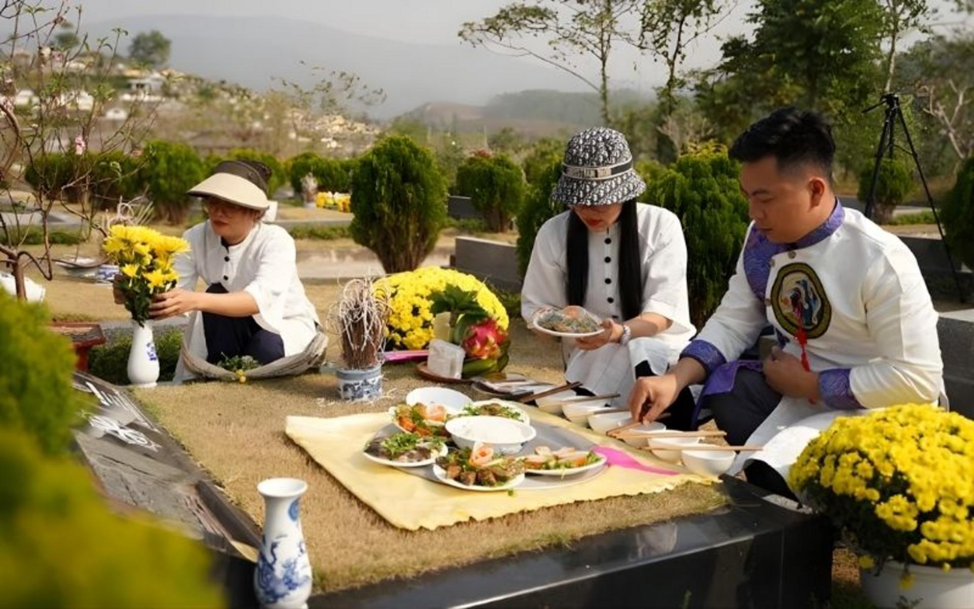 Nên chọn ngày nắng ráo, thời tiết thuận lợi để quá trình thắp hương, bày lễ và khấn vái được trọn vẹn