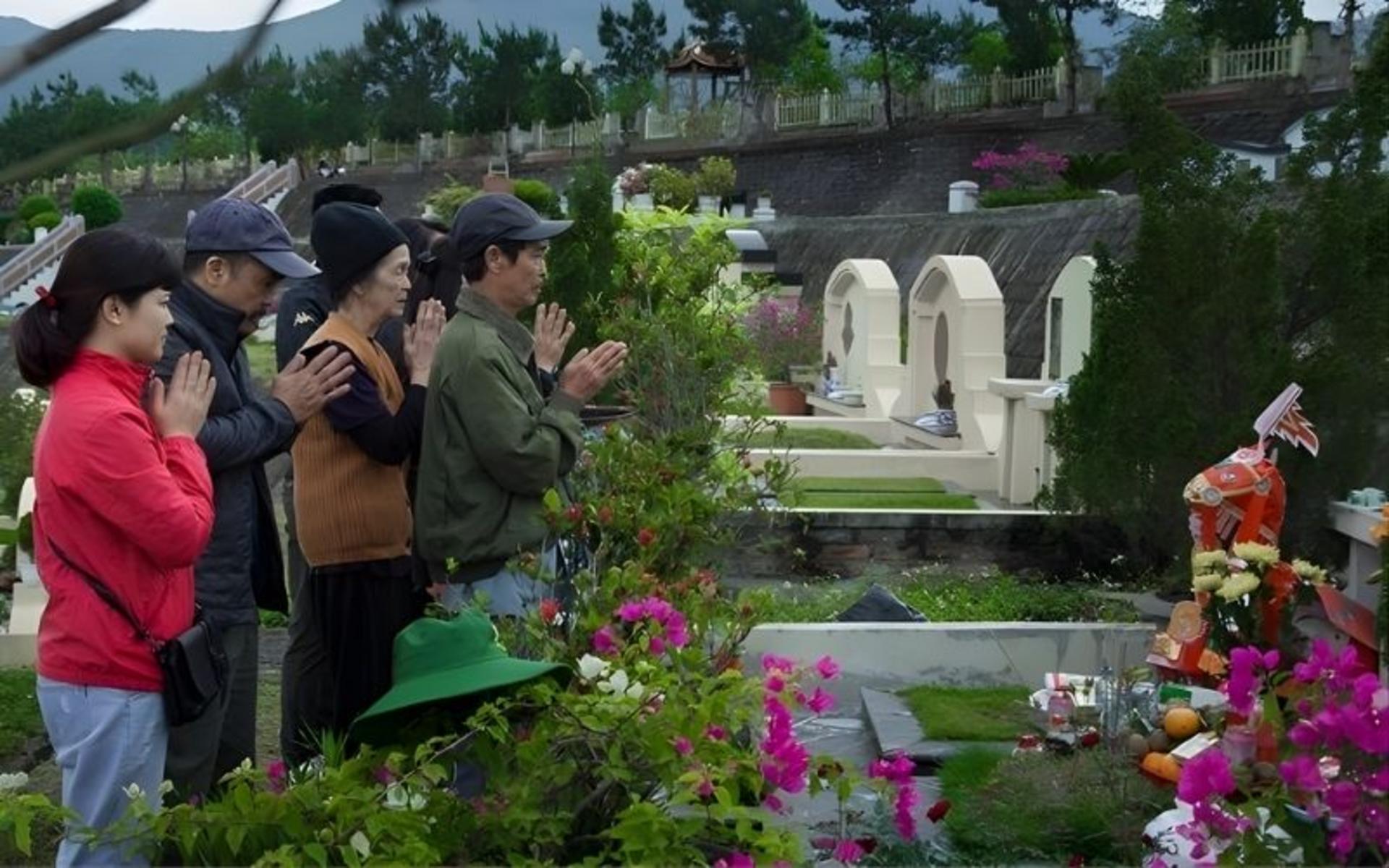 Gia chủ cần chuẩn bị bài văn khấn đơn giản, rõ ràng để trình báo với Thổ địa, Thần linh sở tại và vong linh người đã khuất