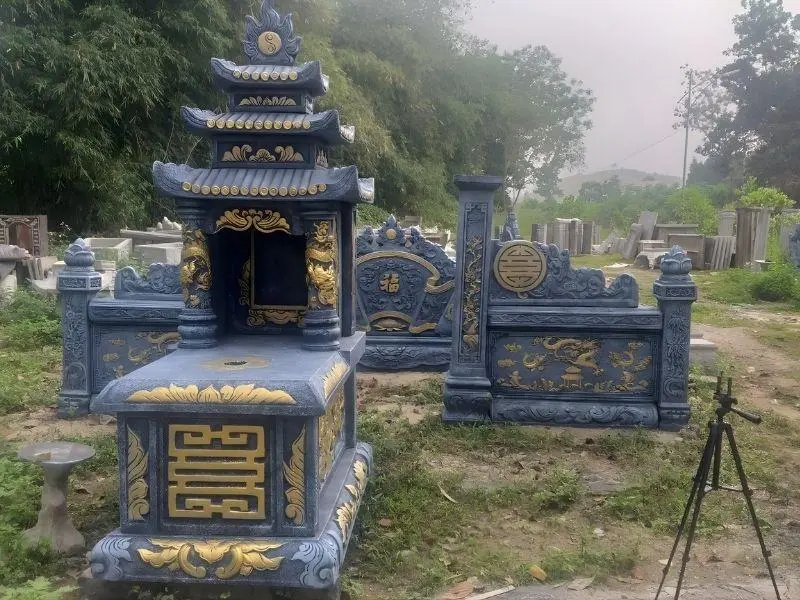 Mẫu phối màu sơn mộ xám ghi cùng hoa văn và chữ vàng mang đến cảm giác trang trọng (Nguồn: Internet)