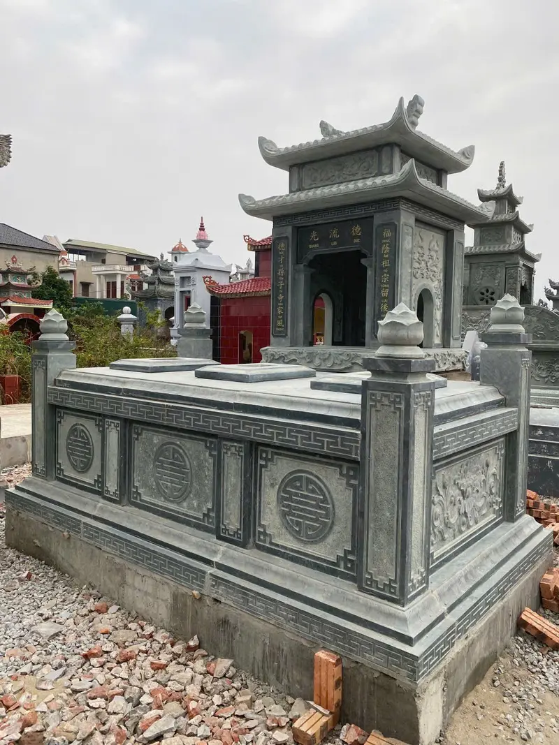 Sơn mộ màu ghi mang đến sự ổn định và hài hòa, giúp phần mộ giữ được vẻ thanh tịnh theo thời gian (Nguồn: Internet)