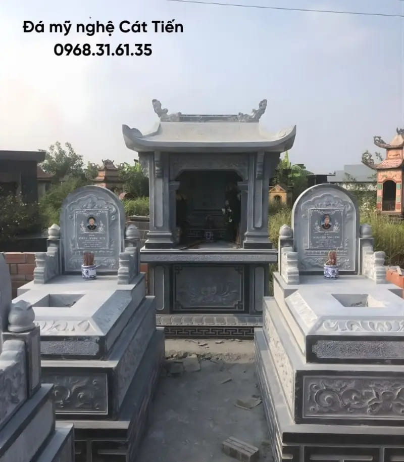 Đá mỹ nghệ Cát Tiến cung cấp mẫu mộ đá đơn phong cách truyền thống, bền chắc, giữ nguyên vẻ đẹp tự nhiên
