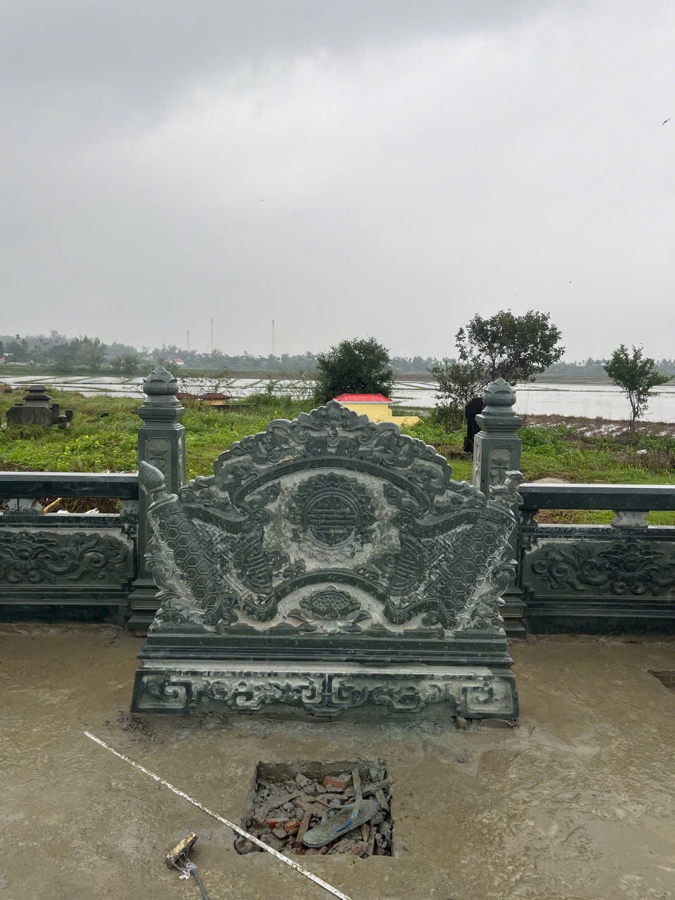 Mẫu cổng lăng mộ kết hợp cuốn thư kiếm bút thi công tại Nam Định - MC3