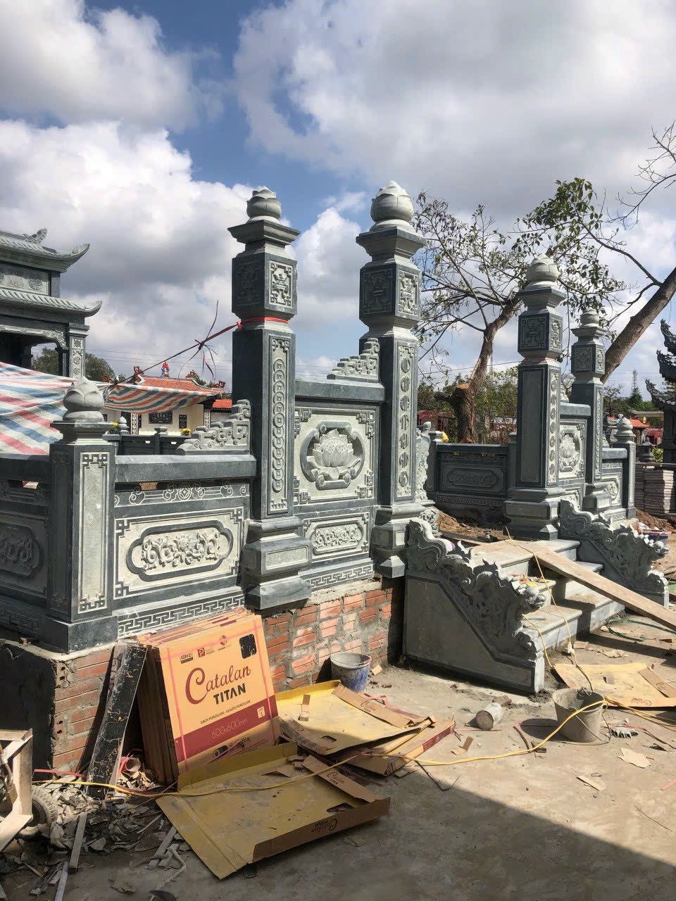 Mẫu cổng lăng mộ tứ trụ đục sen nổi thi công tại Ninh Bình - MC7