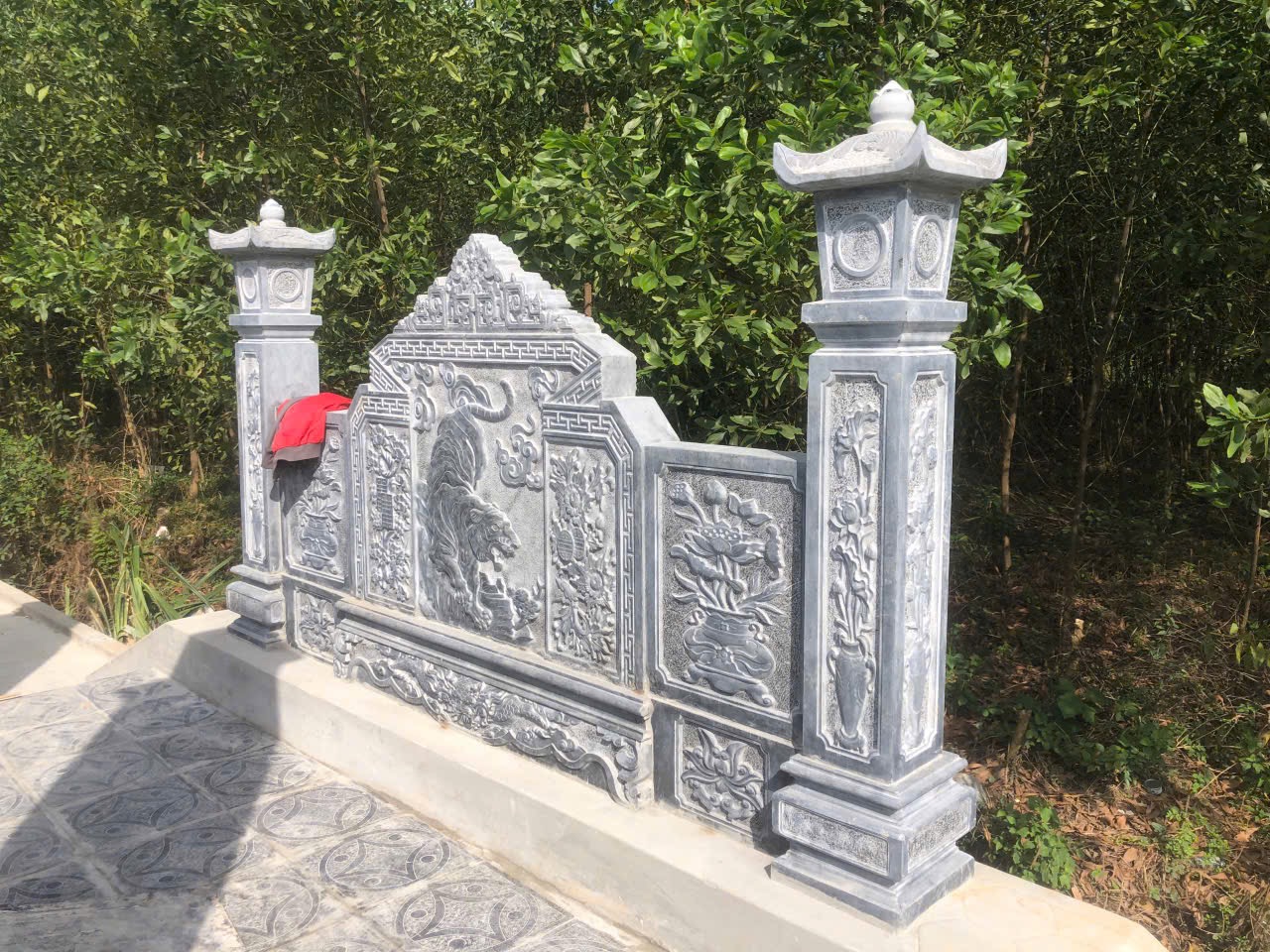 Mẫu cổng lăng mộ kết hợp bình phong chạm hổ - MC8