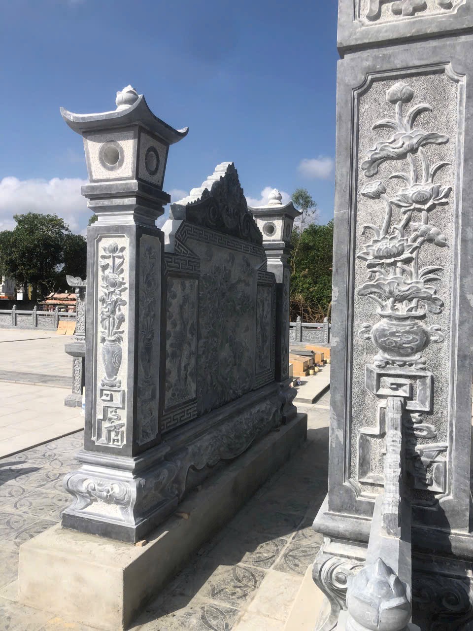 Mẫu cổng lăng mộ chạm khắc bình hoa sen - MC9