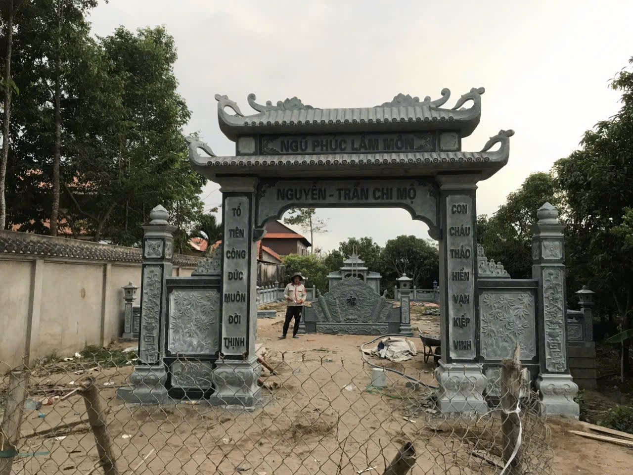 Mẫu cổng lăng mộ có mái che chạm câu đối - MC21