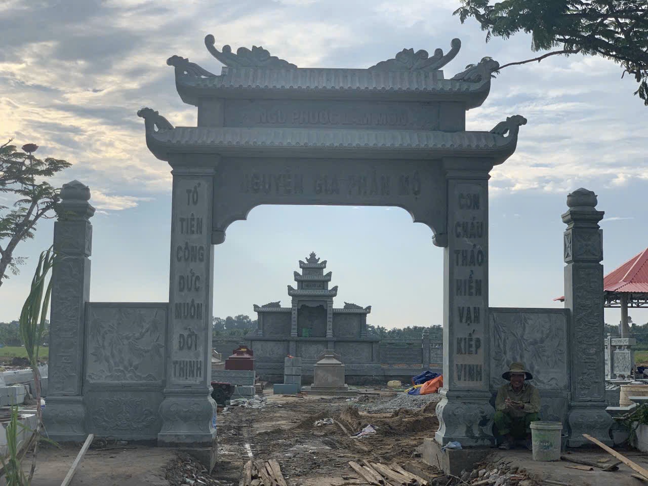 Mẫu cổng lăng mộ hai mái đao chữ Quốc ngữ - MC32