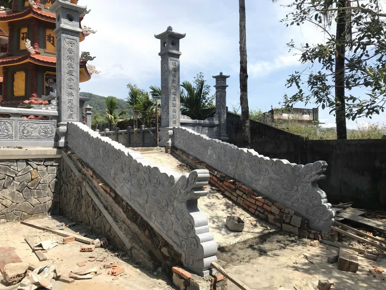 Mẫu cổng lăng mộ rồng mây bò bậc thềm - MC33