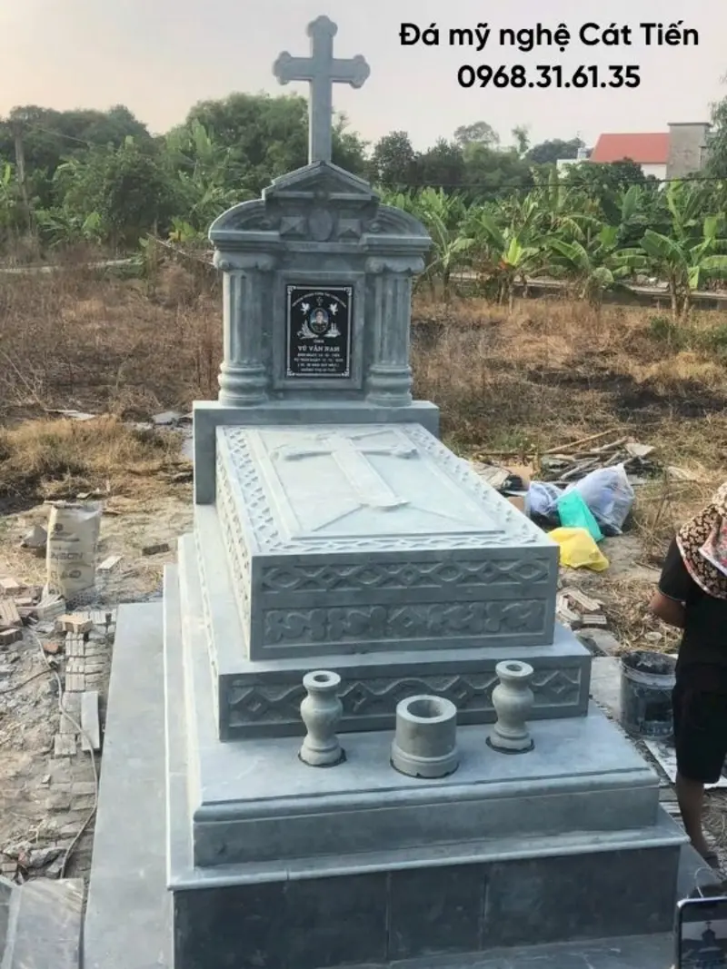 Mẫu mộ công giáo được bố trí cây Thánh giá trên nền đá nguyên khối trang nghiêm