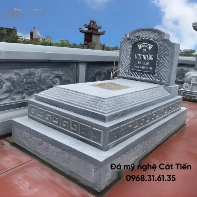 Mẫu lăng mộ mộ đá đơn đá xanh rêu tam cấp không mái, chịu được thời tiết khắc nghiệt