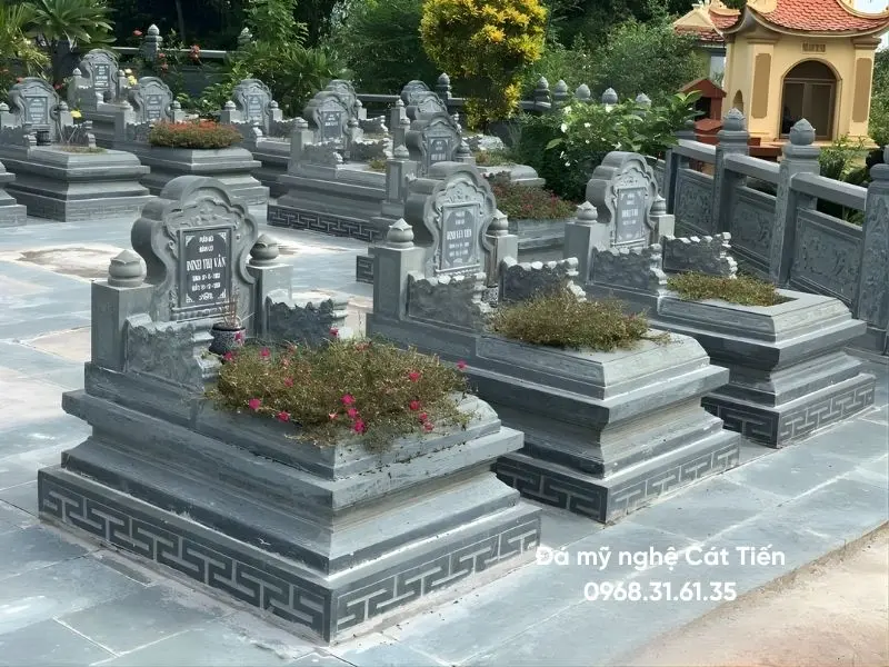 Mẫu lăng mộ đá đơn xanh rêu bố cục gọn gàng, hài hòa với cảnh quan