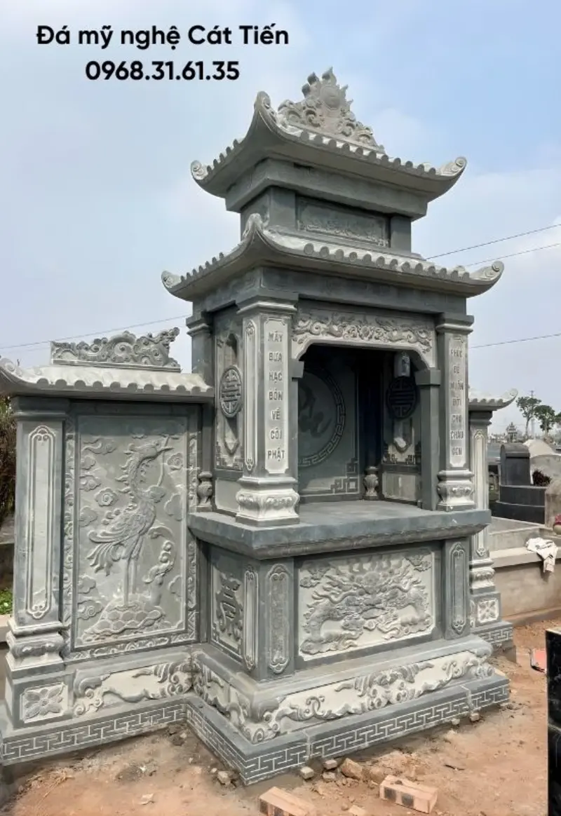 Mẫu lăng mộ 2 mái kết hợp đá xanh rêu tự nhiên, vừa sang trọng vừa bền chắc