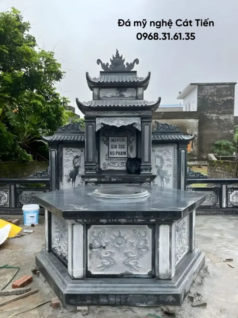 Mẫu lăng mộ đá xanh đen đậm được bố trí đối xứng, thể hiện sự hài hòa trong kiến trúc