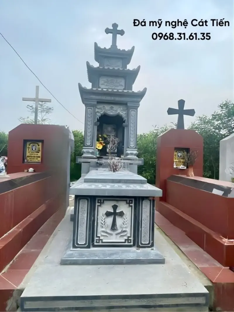 Mẫu lăng mộ đá công giáo ba mái bề thế, uy nghiêm