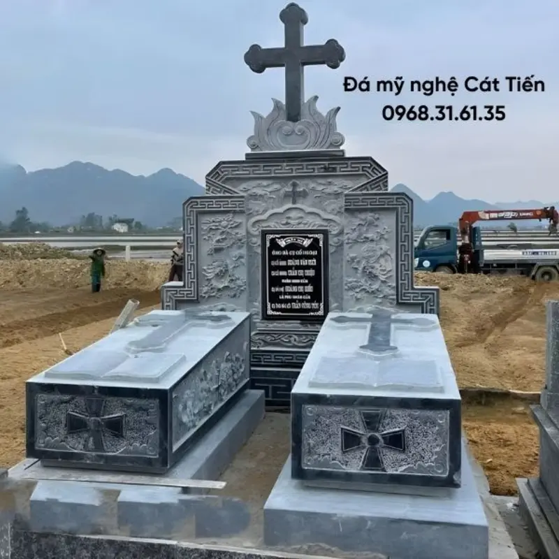 Mẫu lăng mộ đá công giáo màu ghi xám nguyên khối được khai thác từ Ninh Bình