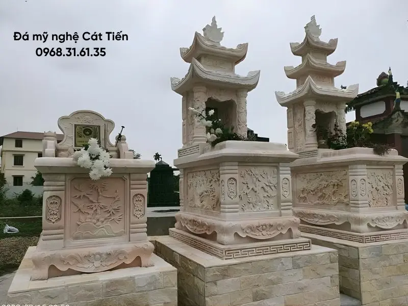 Mẫu lăng mộ đá vàng nguyên khối tạo cảm giác uy nghi, vững chãi và sang trọng