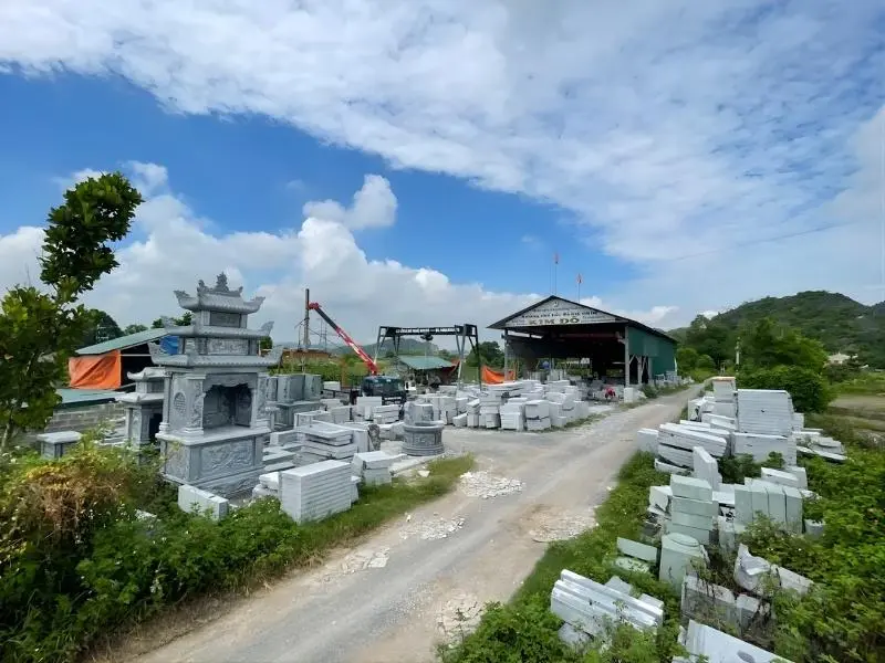 Không gian chế tác lăng mộ đá tại cơ sở Đá mỹ nghệ Kim Đô (Nguồn: Internet)