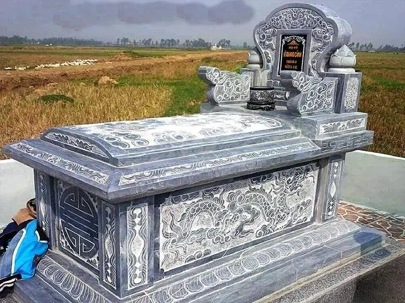 Sơn giả đá tạo hiệu ứng bề mặt giống đá tự nhiên, giúp phần mộ trông sang trọng và bền đẹp hơn (Nguồn: Internet)