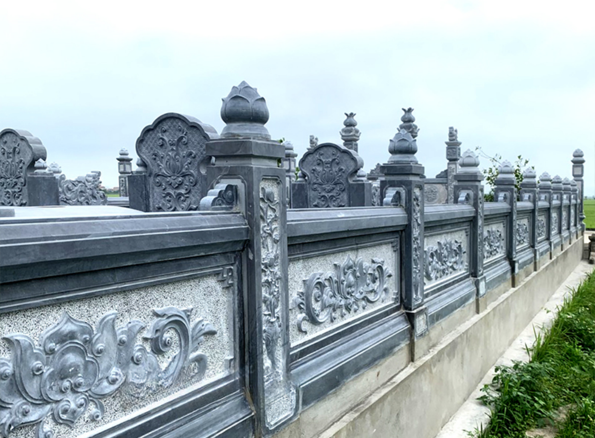 Mẫu lan can đá xanh đen được điêu khắc hoa văn bông sen hợp phong thủy