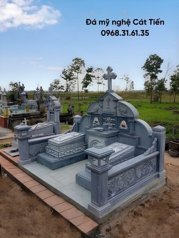 Mẫu mộ công giáo đôi đá xanh đen hoa văn hình tứ quý kích thước 147cm x 117cm giá 24 triệu.