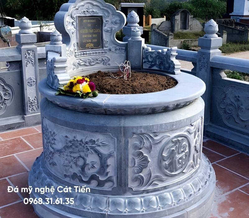 Mẫu mộ đá tròn xanh đen sáng xanh đen sáng hoa văn chạm khắc hoa sen, rồng, chữ Phúc, cây tùng kích thước 133cm x 75cm giá 35 triệu.