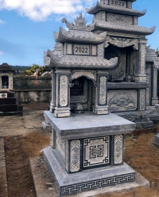 Mộ đá 2 mái có cấu trúc 2 tầng mái (đao) xếp chồng lên nhau,