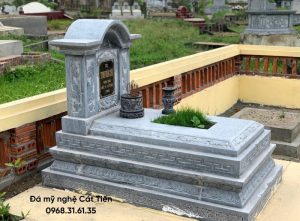 Mẫu mộ đá đơn xanh đen không mái được chế tác từ đá xanh rêu nguyên khối giá 15.000.000 VNĐ