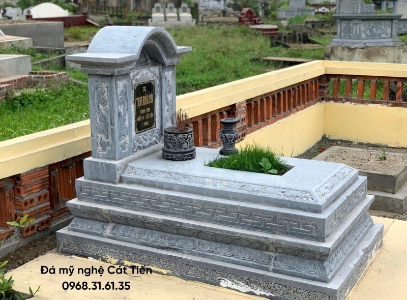 Mẫu mộ đá đơn xanh đen không mái được chế tác từ đá xanh rêu nguyên khối giá 15.000.000 VNĐ