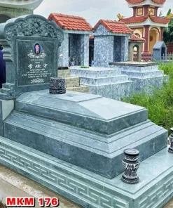 Mẫu mộ ốp đá granite xanh sáng, thiết kế tam cấp có giá 45.000.000 VNĐ