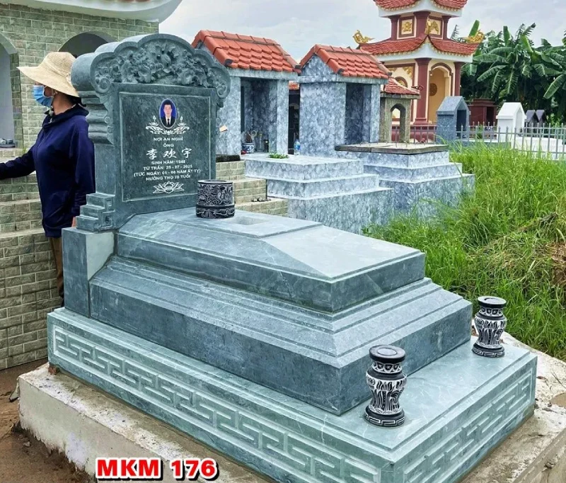 Mẫu mộ ốp đá granite xanh sáng, thiết kế tam cấp có giá 45.000.000 VNĐ