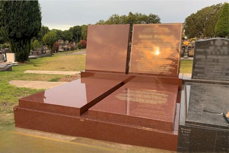 Mẫu mộ đá đôi xây gạch màu đỏ phù hợp với người mệnh Hoả (Nguồn: Internet)