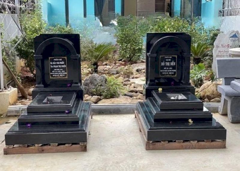 Mẫu mộ đá đôi xây gạch màu đen phù hợp với người mệnh Thủy (Nguồn: Internet)